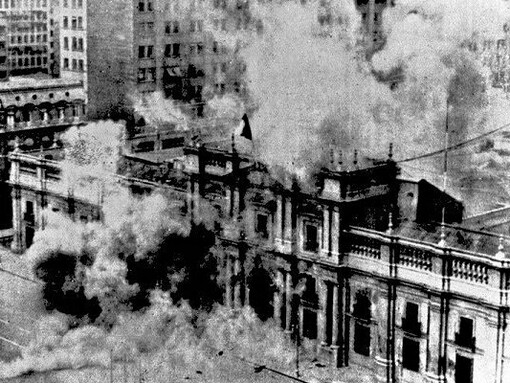 O Palácio de La Moneda, no Chile, sob bombardeio durante o Golpe de Estado em 11 de setembro de 1973. E assim fizeram, com boicotes e embargos, com a doutrinação dos militares, com infiltrações da CIA que promoveram greves, nomeadamente a dos camionistas que imobilizou o país. Como Allende não tinha a maioria no Parlamento, socorreu-se das leis da breve democracia socialista de 1932 (nacionalização das minas de cobre). Perante tais ataques internos e externos, Allende não pôde executar o seu programa. Soçobrou em 11 de Setembro de 1973