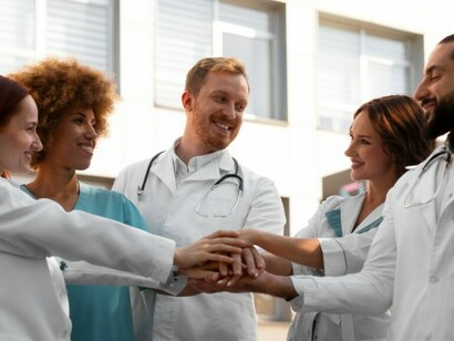 Doctors from diverse cultural backgrounds collaborate harmoniously, demonstrating the power of intercultural understanding in modern healthcare