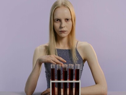 A oxitocina é conhecida como o “hormônio do amor” ou da confiança. É liberada durante o contato físico, como abraços, beijos e relações sexuais, mas também floresce em momentos de conexão emocional verdadeira — como num gesto de empatia, num olhar acolhedor, ou no cuidado com quem amamos