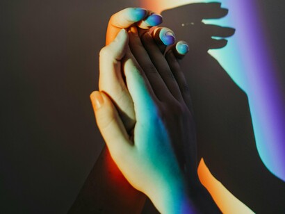 Um dos argumentos mais repetidos foi o de que Stranger Things “não precisava disso”. Como se falar de identidade sexual fosse um acréscimo artificial a uma história que, supostamente, funcionava perfeitamente sem esse elemento