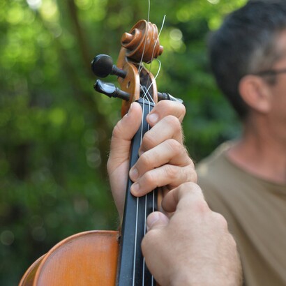 Il sound di Fanali mescola elettronica, post-rock e improvvisazione, sfruttando tecniche come il live looping e il cut-up per costruire paesaggi sonori in bilico tra melodia, rumore e ritmo destrutturato