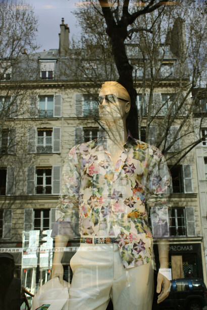 Paris, Île-de-France — a fashionable mannequin featured in a storefront display