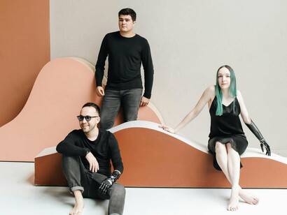 Jovens com mãos robóticas. Essencialmente, sem tecnologia assistiva não existe inclusão, tanto na educação como na sociedade ou mercado de trabalho. Além disso, é fundamental dar mais independência às pessoas com deficiência em suas atividades diárias. O principal obstáculo para o acesso a essas tecnologias é o financeiro