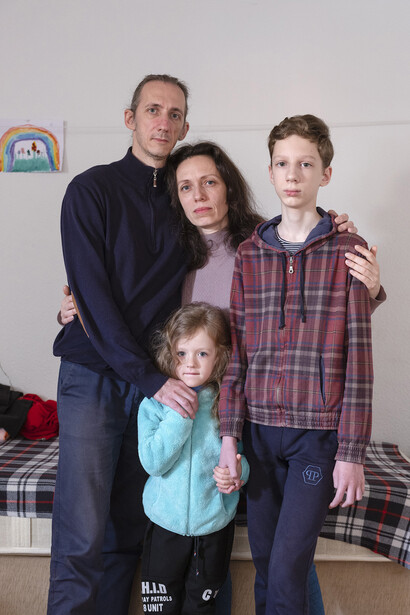 Frank Gaudlitz, Nina M., 45, and Evgenij M., 49, with their children Timur, 12, and Aljona, 5, from Mariupol, Ukraine. Housing for refugees. Tbilisi, Georgia, 4/2023. Courtesy of Museum Europäischer Kulturen