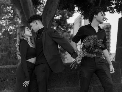 Cresce a passos galopantes na sociedade moçambicana uma conduta anómala entre os casais a infidelidade tornou-se algo normal. As pessoas já não casam para si mesmas como algo há mais sonhado durante o percurso de vida. Casam sim para satisfazer os desejos da sociedade e afirmação social no seu quadrante familiar e de amizades