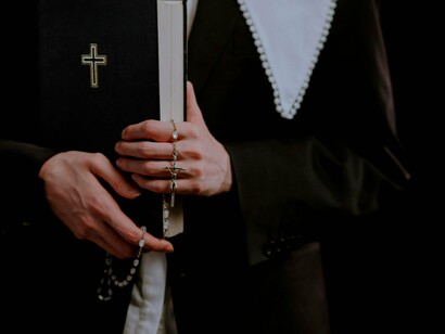 Salvador estava, efetivamente, dividida: a Cidade Baixa, controlada pelas forças brasileiras que faziam bloqueio naval, e a Cidade Alta, dominada pelas tropas de Madeira de Melo. Nesse clima de paranoia e violência crescente, qualquer local poderia ser suspeito