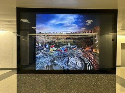 Instalação da série Day to Night, de Stephen Wilkes. A escolha de Nova York como ponto de partida para a série não foi ao acaso. A cidade é, para ele, uma espécie de organismo vivo, onde tudo acontece simultaneamente e em escala vertiginosa. “Cada imagem é um ícone em sua visão e assunto, pois há tanta coisa acontecendo a todo momento dentro da cidade"