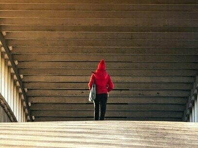 Fazer as malas de cada fase da nossa vida, deixando algo para trás, mas levando e selecionando alguns episódios raros que nos completam e cabem ser lembrados porque são coisas boas que aprendemos