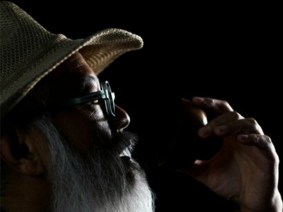 Povos orientais e do mundo antigo enxergavam a história como cíclica, parte de uma tendência sem início nem término. O universo era criado pelos deuses, e começaria em uma era de ouro, mas esse período consagrado seria encerrado pela introdução do mal no mundo, com o tempo a humanidade iria decaindo até chegar a uma época de degeneração que precederia o fim, apenas para acontecer um recomeço