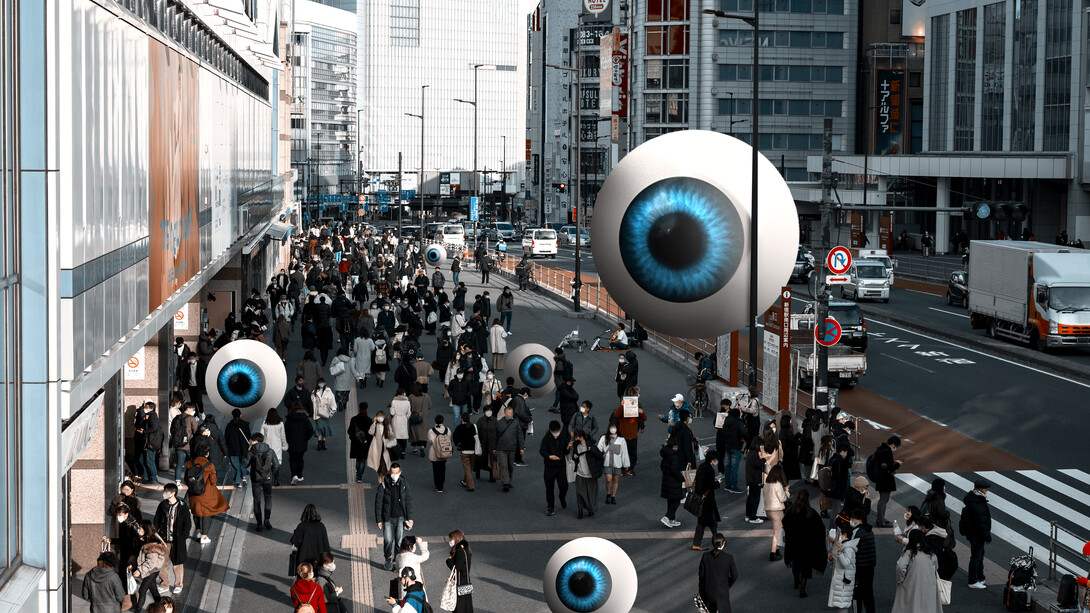 Vigilância nas ruas. Na teoria, a liberdade de expressão é um dos pilares inegociáveis dos regimes democráticos, estando materialmente consagrada em Constituições e em diversos acordos estabelecidos internacionalmente. Na prática, é constantemente relativizada e limitada, o que faz com que aquilo que era universal passe a ser um privilégio apenas para alguns