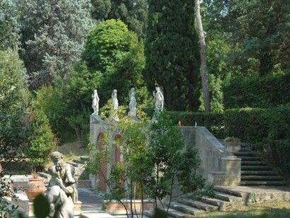 Oltre la vasca si trova una sorta di esedra, progettata da Pietro Porcinai, che raccorda le due scale, già presenti nel giardino progettato da Diet, che conducono al giardino superiore.