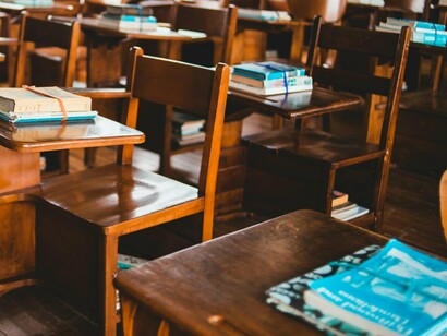 A simplificação administrativa e o reforço real de equipas multidisciplinares (psicólogos, terapeutas, assistentes operacionais) são condições essenciais para que a diferenciação pedagógica deixe de ser um fardo solitário e passe a ser uma prática coletiva de sucesso