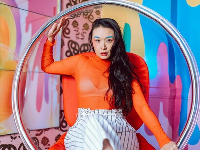 A terceira estrofe mergulha na tortura. Tortura física, psicológica, institucional. Pessoas trans enfrentam prisões injustas, violência policial, abandono familiar. São empurradas para trincheiras, para tocas rasteiras, para os cantos onde o tempo não limpa. Recentemente, uma mulher musculosa foi impedida de usar o banheiro de uma academia