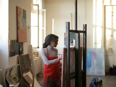 O artista contemporâneo surge com uma maturidade distinta: um adulto com a ousadia de pintar o ar… e vendê-lo em prestações