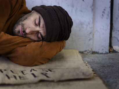 Uomo senza fissa dimora che dorme. L'incontro che ha lasciato un segno: il personaggio di Francesco, l'uomo senza fissa dimora conosciuto dall'autrice durante il volontariato, incarna storie di fragilità, fallimento e la speranza di un riscatto