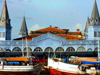 Mercado Ver-o-Peso, em Belém. No dia seguinte visitamos o Mercado Ver-o-Peso, um complexo comercial que concentra todas as mercadorias que chegam de todos os lugares do Estado. Você encontra produtos da floresta e do rio e se perde pelos aromas e sabores, além de querer trazer para casa um pouco de tudo do que vê ali. Percorremos por pontos importantes da Cidade Velha até o Complexo Feliz Lusitânia