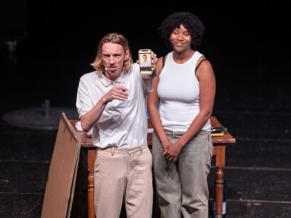 Olga Mouak e Arne De Tremerie in una scena della pièce teatrale "La Lettre", in scena al Romaeuropa Festival. Immagini di @Romaeuropa Festival