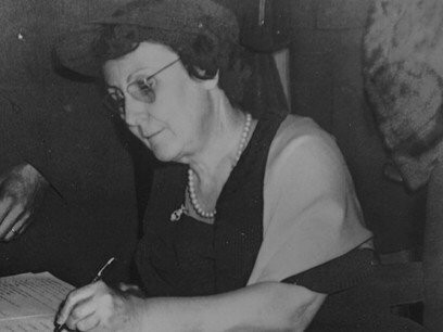 Bertha Lutz na IX Assembleia da Comissão Interamericana de Mulheres, 1956. Para compreender a magnitude de sua contribuição, é necessário mergulhar nas múltiplas dimensões de sua trajetória: a zoóloga meticulosa, a estrategista política sagaz, a diplomata visionária e a intelectual que soube traduzir as complexidades acadêmicas em projetos tangíveis de emancipação