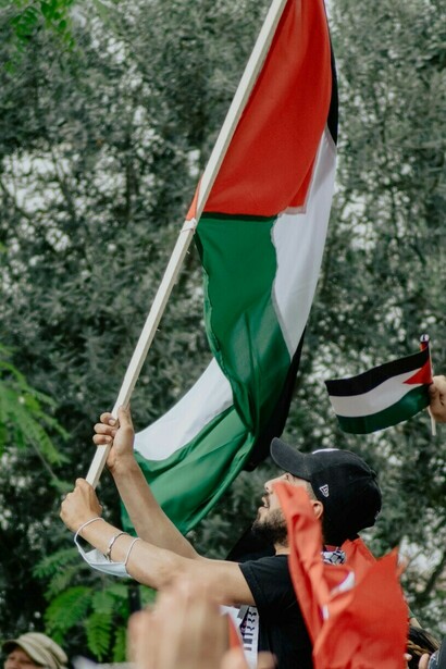 « L'accord doit être consolidé et toutes ses phases doivent être mises en œuvre, conduisant à la réalisation de la solution à deux États. »