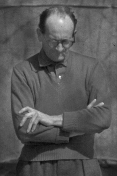 Adolf Eichmann, burocrate del regime nazista, si giustificò al processo affermando di aver “solo eseguito ordini”, incarnando ciò che Arendt definì “la banalità del male”