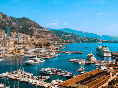 Les temples du néolibéralisme : ici, la mer abrite moins des navires que des fortunes, ancrées loin des tempêtes sociales