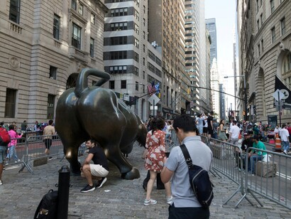 Tra i suoi acquisti più celebri spicca lo squalo in formaldeide di Damien Hirst, simbolo di audacia e provocazione