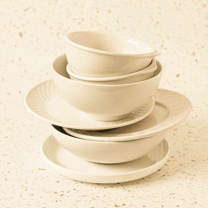 Pila di piatti e tazzine: "E se il Piatto magico fosse davvero lì, nascosto tra le cose della nonna? Non poteva aspettare"