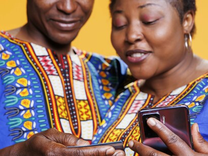 Há de se considerar que as culturas populares assimilaram e assimilam de maneira rápida o acesso virtual pela expansão das narrativas midiáticas. Tudo isso ocorre porque a essência das culturas populares está na criatividade, na busca pelo novo e pelas novidades