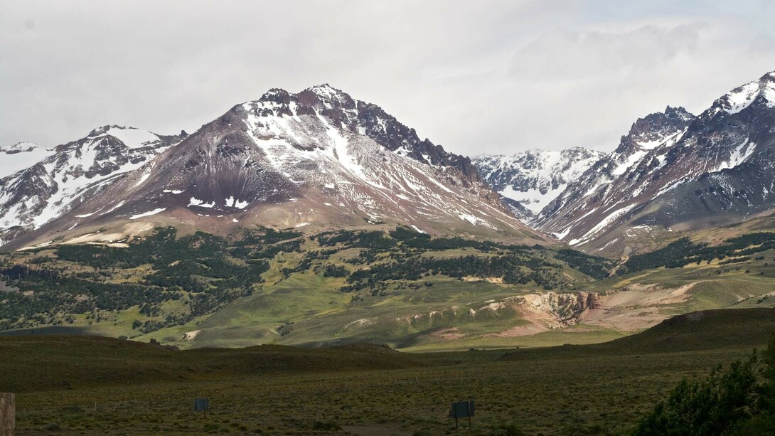 Paso Roballos. Se encuentra en el extremo sur de ambos países, se accede desde Chile por la Ruta X-83 y desde Argentina con la ruta provincial N.º 41. En Chile, la localidad más cercana a este paso es la comuna de El Baker, a 11 km y en Argentina, Bajo Caracoles. La habilitación es permanente. Vista desde la frontera entre Chile y Argentina