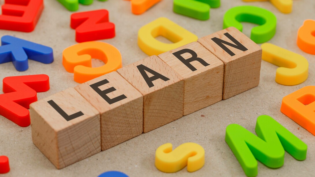 Parola "Learn" (imparare) composta con cubetti di legno