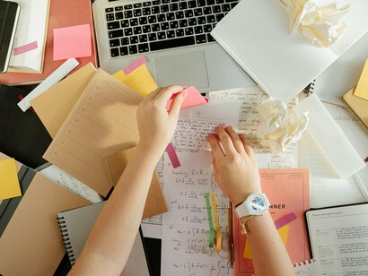 A começar pelo voluntariado, no ano passado fiz parte de três projetos de voluntariado: dois ligados à minha área de formação, nomeadamente a Revista Meer (para a qual escrevo desde fevereiro de 2024) e a Antena Web (da qual faço parte desde outubro de 2024), e a Instinto (uma associação de resgate animal da qual fiz parte até ao fim do verão passado)