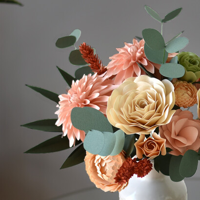 Questa arte unisce manualità, precisione e sensibilità estetica. Nella foto un bouquet di fiori misti creato da Silvia Raga