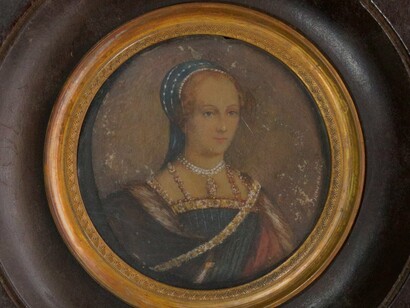 Dama da Corte (1), da coleção Museu Histórico Nacional. Mas o local escolhido para abrigar o museu já tinha muita história antes disso. O prédio fazia parte do antigo Complexo da Ponta do Calabouço, que teve várias funções ao longo dos séculos: fortaleza militar, prisão, escola e até depósito de pólvora. Essa mistura de usos faz do edifício uma peça histórica por si só — um exemplo de como o Rio de Janeiro foi moldado entre guerras, navegações e trocas comerciais