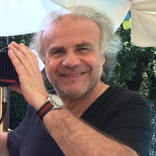 Jerry Calà nei cinepanettoni ha incarnato l’italiano goliardico e sopra le righe, spesso alle prese con equivoci sentimentali e comicità fisica