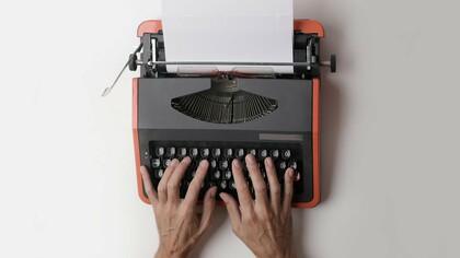 Havia décadas que Eugène Hyndormais estava na mesma área. Fôra o responsável por publicar (e até por descobrir) inúmeros autores e autoras de todo o reino. Porém, suas principais publicações eram de Edgard e Charles Vicarty, pai e filho, que atingiram o estrelato através de seus escritos, cada qual com suas características e seu estilo próprios