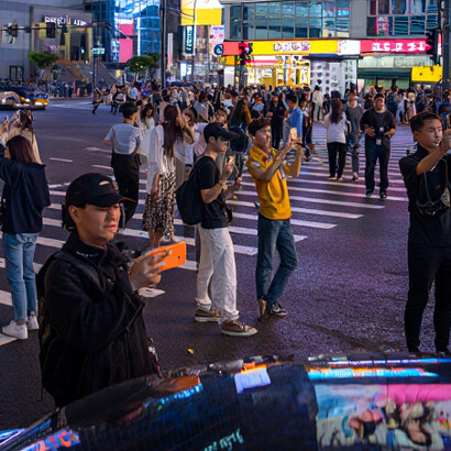 Hollywood-Filme oder Fast-Food-Ketten sind in Japan, Brasilien und Südafrika zum Alltag geworden, während soziale Medien und andere digitale Technologien Modetrends aus den westlichen Metropolen zu weltweiten Modebewegungen machen