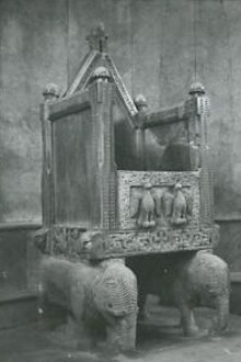 La cattedra nella cattedrale di san Sabino di Canosa, Puglia, Italia. Ph Paolo Monti. Ulteriori elementi iconografici includono sfingi e grifi, rappresentanti la custodia della parola di Dio e il mistero dell'Eucaristia, oltre a una pigna marmorea sulla sommità dello schienale, simbolo di fede e radici cristiane