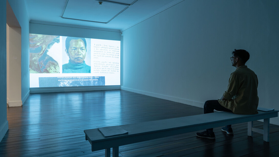 Carlos Alfonso, Shapes of visions that fly at night, vista de exhibición. Cortesía de Casas Riegner