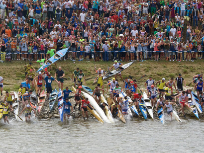 El descenso del Sella congrega cada año a más de mil palistas en unas 800 embarcaciones. Participan deportistas profesionales y aficionados de al menos 18 países. Descenso Del Sella, 79 Edición, 2015, Arriondas, Asturias, España