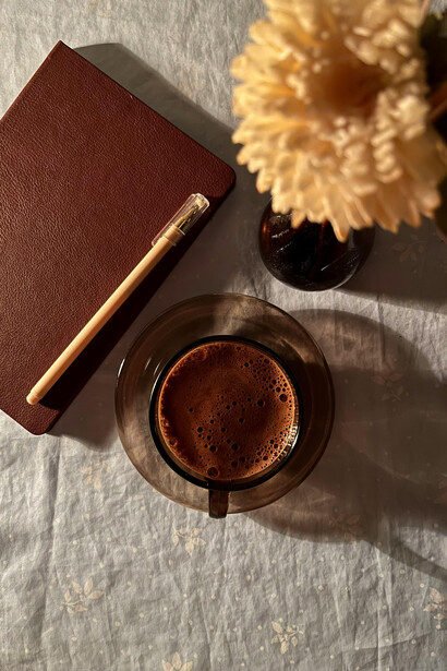 A pesar de los avances culturales, la presión social y familiar aún puede generar sentimientos de culpa o inseguridad en quienes deciden permanecer solos