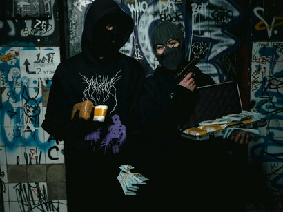 Nas últimas duas décadas, a rápida evolução da tecnologia de drones transformou profundamente os cenários de guerra, segurança e vigilância urbana. Inicialmente concebidos para fins civis como fotografia aérea, monitoramento ambiental e entregas logísticas, os veículos aéreos não tripulados (VANTs) tornaram-se ferramentas amplamente acessíveis e de fácil adaptação para diversos usos, inclusive ilícitos