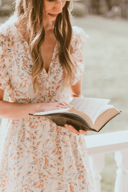 Estar soltero ofrece un espacio privilegiado para el autoconocimiento, permitiendo que cada persona explore con profundidad sus deseos, metas y aspiraciones