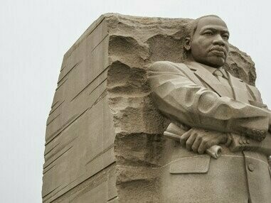 Estátua de Martin Luther King Jr. Deixe um impacto duradouro: Seja através de ações, palavras ou atitudes, pense em como suas ações podem beneficiar as futuras gerações