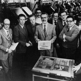 Le prime copie del quotidiano escono dalle rotative. Al centro, Eugenio Scalfari con il il numero zero di Repubblica. Da sinistra: Sandro Viola, Giorgio Forattini, Rolando Montesperelli, Mario Pirani, Giorgio Signorini, Franco Bevilacqua, Fausto De Luca, Andrea Barbato, Amedeo Massari, Gianni Rocca e Gianluigi Melega. Foto di Vittoriano Rastelli. Cortesia del Mattatoio di Testaccio