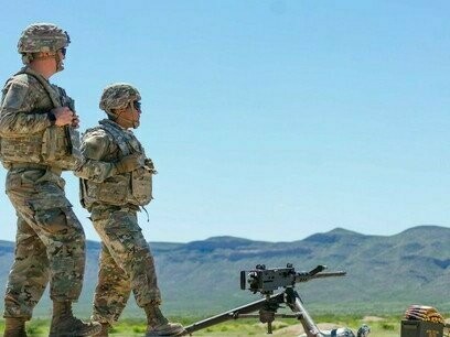 Des soldats patrouillant et se tenant près d'une arme, symbolisant leur état de préparation et leur vigilance face à des menaces potentielles