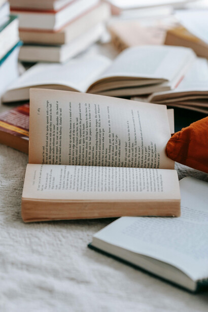 La educación del presente requiere formar sujetos capaces no solo de usar la tecnología, sino de comprenderla, cuestionarla y orientarla hacia fines verdaderamente humanos