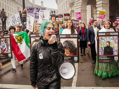 Cette photo a été prise lors de la Marche contre le racisme dans le centre de Londres, alors que de nombreux militants étaient en colère contre la nouvelle législation anti-immigration, manifestement en violation du droit international, le 18 mars 2023