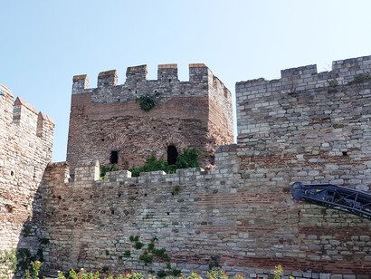 Muralla del Cuerno de Oro de Constantinopla, visible en el barrio de Ayvansaray, en el distrito de Fatih, en Estambul, Turquía
