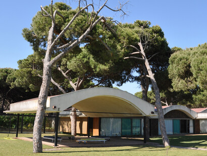 Antoni Bonet Castellana, arquitecto (1949 - 1963). El Prat de Llobregat. La Ricarda (Casa Gomis). Las obras duraron entre 1957 y 1963. La situación de la casa en medio de un denso pinar con vista al mar condicionó el diseño arquitectónico. El Prat de Llobregat, España