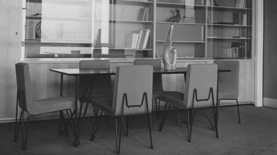 Das Büro des Geschäftsführers mit einem wandmontierten Bücherregal und einem Konferenztisch
sowie den Stühlen mit Metallgestell entworfen vom Architekturbüro Jean Tschumi